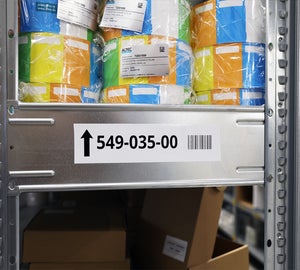 Industrial vinyl wit met barcode op een stelling in het magazijn